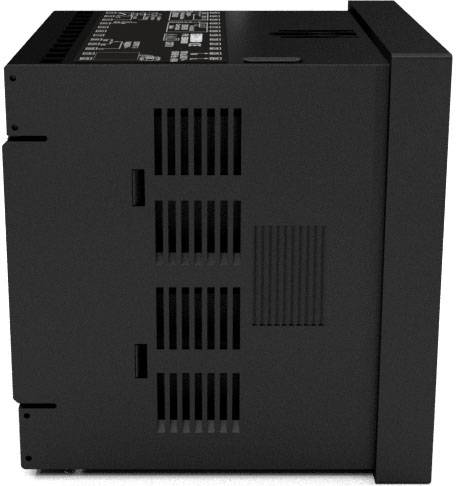 Czarny elektroniczny sprzęt z otworami wentylacyjnymi po bokach, prawdopodobnie zasilacz lub skrzynka rozdzielcza.