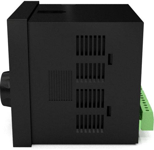 Czarny elektroniczny pojemnik z boczną wentylacją i zielonymi zaciskami przyłączeniowymi po prawej stronie. Mógłby być używany do połączeń elektrycznych.