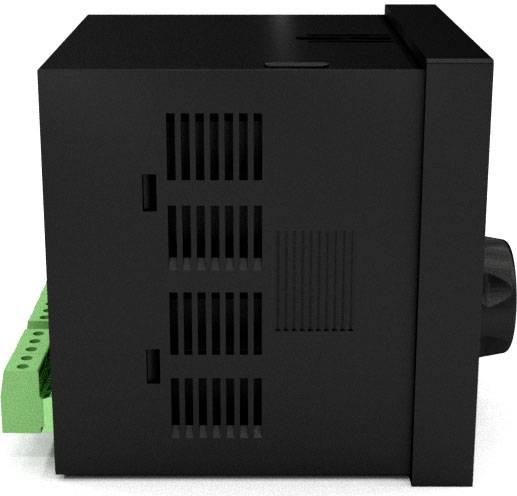 Czarny elektroniczny box z otworami wentylacyjnymi i zielonymi zaciskami przyłączeniowymi, sfotografowany z boku.