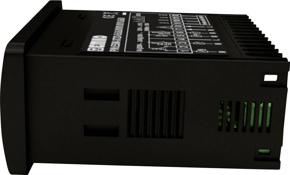 Czarny elektroniczny sprzęt z otworami wentylacyjnymi i nadrukowanymi szczegółami technicznymi na górnej powierzchni, widok z boku.