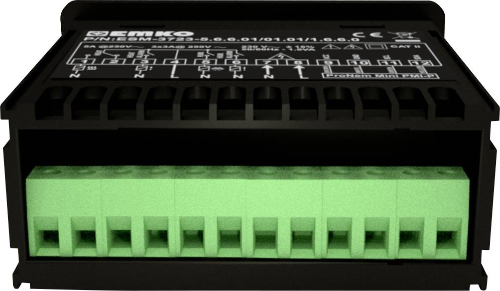 Nieznane urządzenie elektroniczne z wieloma zielonymi zaciskami przyłączeniowymi w czarnej strukturze obudowy.