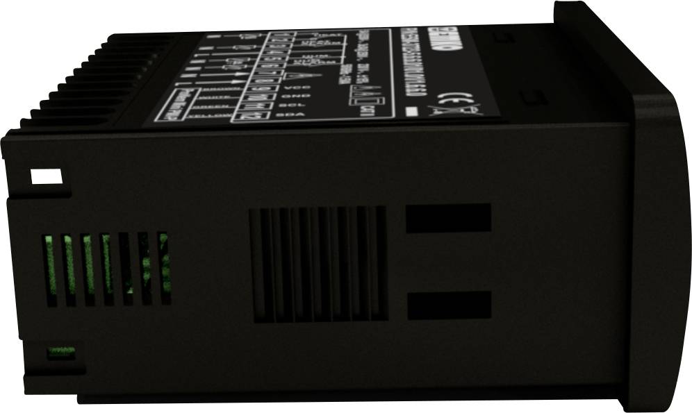 Czarny elektryczny adapter z otworami wentylacyjnymi i oznaczeniami technicznymi na górnej powierzchni, widoczny z boku.