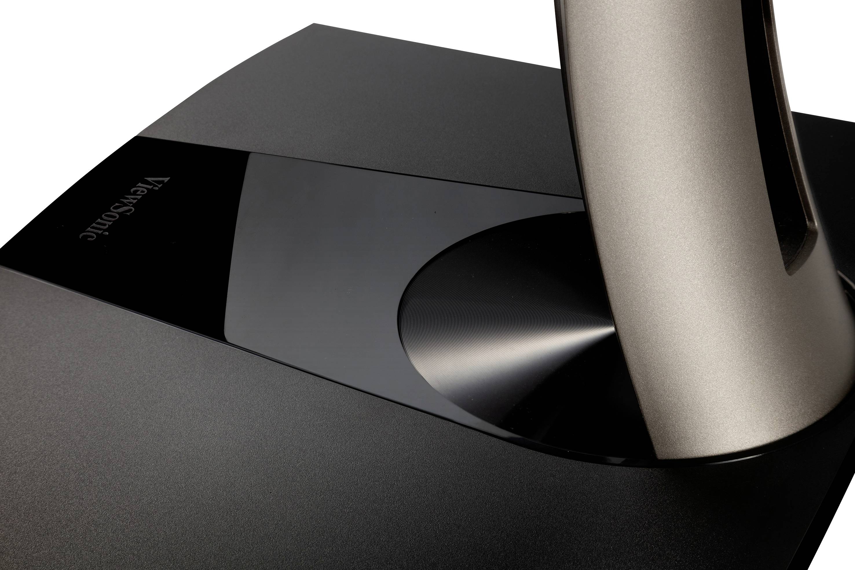 Zbliżenie podstawy monitora z elegancką, szczotkowaną powierzchnią metalową.