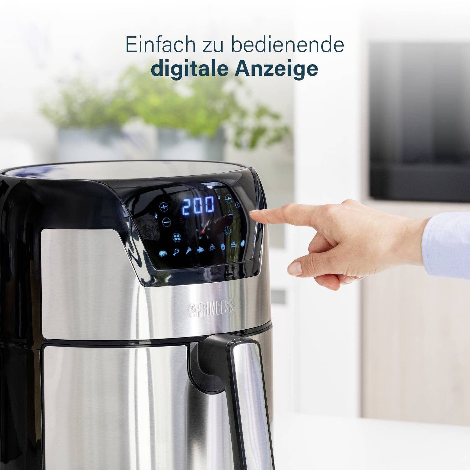 Dłoń obsługuje cyfrowy wyświetlacz stalowego czajnika elektrycznego z niebiesko świecącymi symbolami i wyraźnie zaakcentowanym wskaźnikiem temperatury.