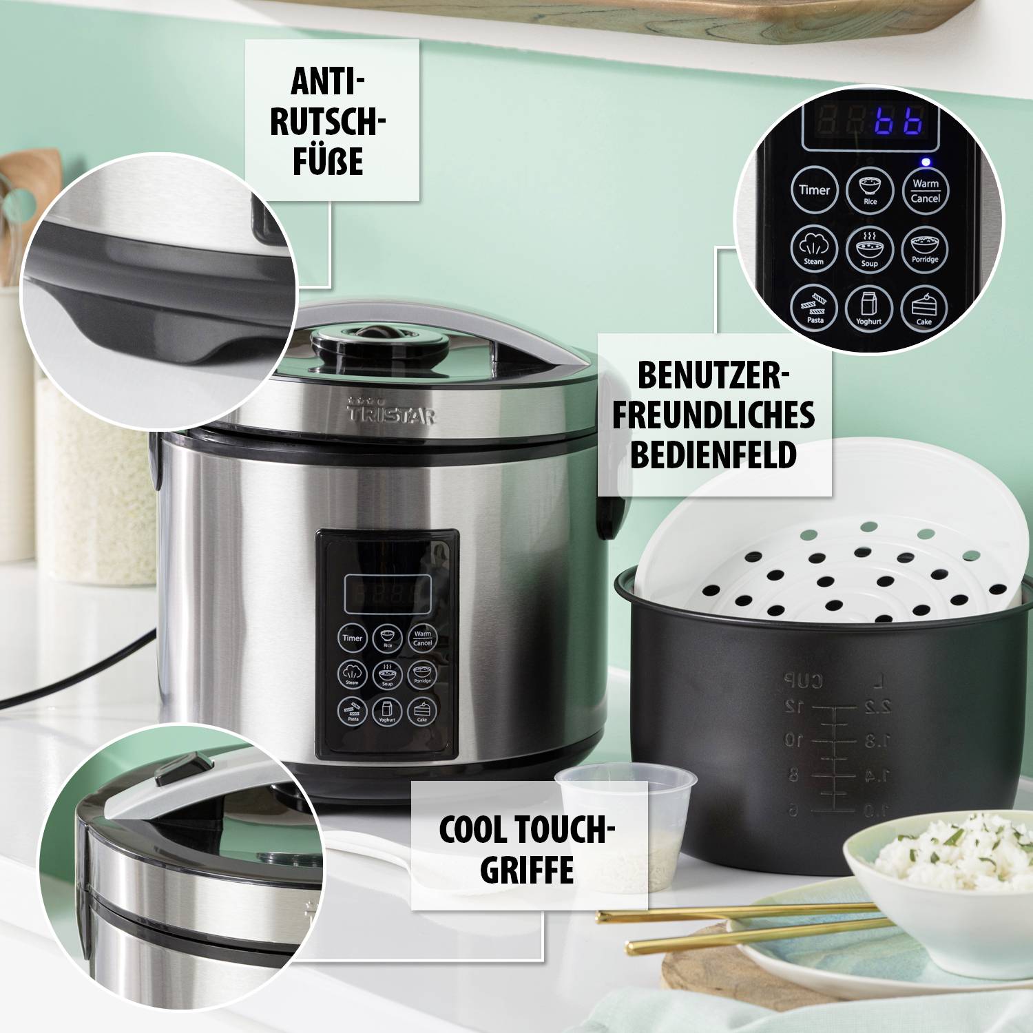 Nowoczesny szybkowar z cyfrowym panelem sterowania, antypoślizgowymi stopkami i uchwytami chłodzącymi do dotykania, obok niego kosz do gotowania na parze i ziarno ryżu.