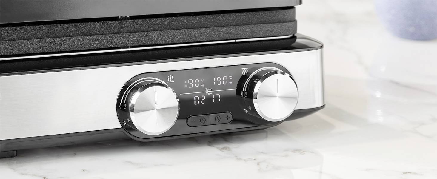 Zbliżenie elektrycznego grilla stołowego z dwoma pokrętłami i wyświetlaczem cyfrowym, pokazującym ustawienia temperatury i czasu.
