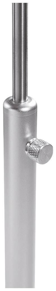 Zbliżenie srebrnego statywu mikrofonowego z regulowanym pokrętłem z boku do zmiany wysokości.