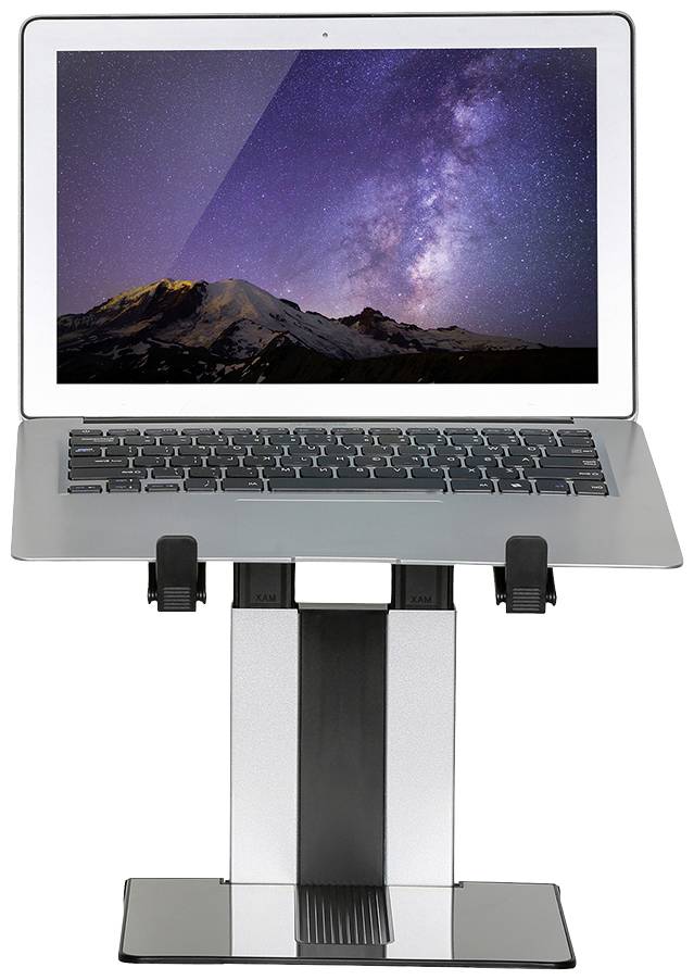 Laptop stoi na regulowanym na wysokość, srebrnym stojaku. Na ekranie widać nocne niebo nad górami.