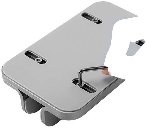 Ręka dokręca śrubę w szarym uchwycie metalowym. Uchwyt posiada dwa rowki i dwa otwory.