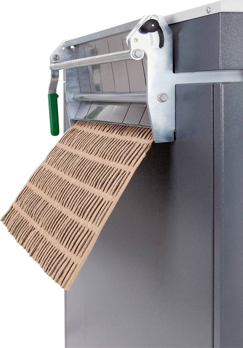 Brązowa tektura falista jest wycinana srebrnym urządzeniem przymocowanym do metalowej szafki. Widoczny jest zielony uchwyt.