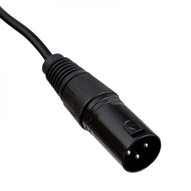 Czarny wtyk XLR z trzema stykami, używany do łączenia urządzeń audio.