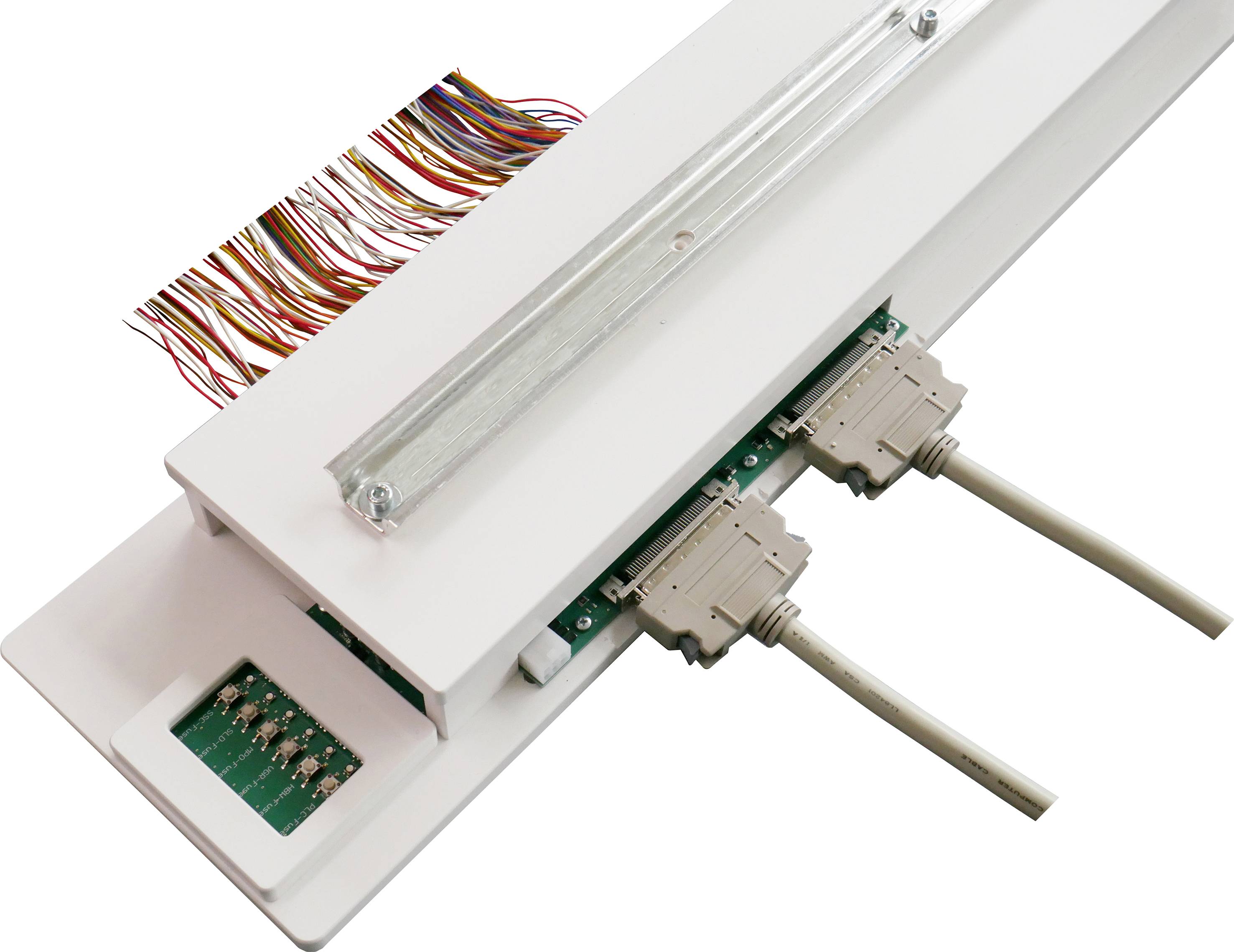 Urządzenie techniczne z wieloma połączeniami kablowymi i dwoma podłączonymi wtyczkami.