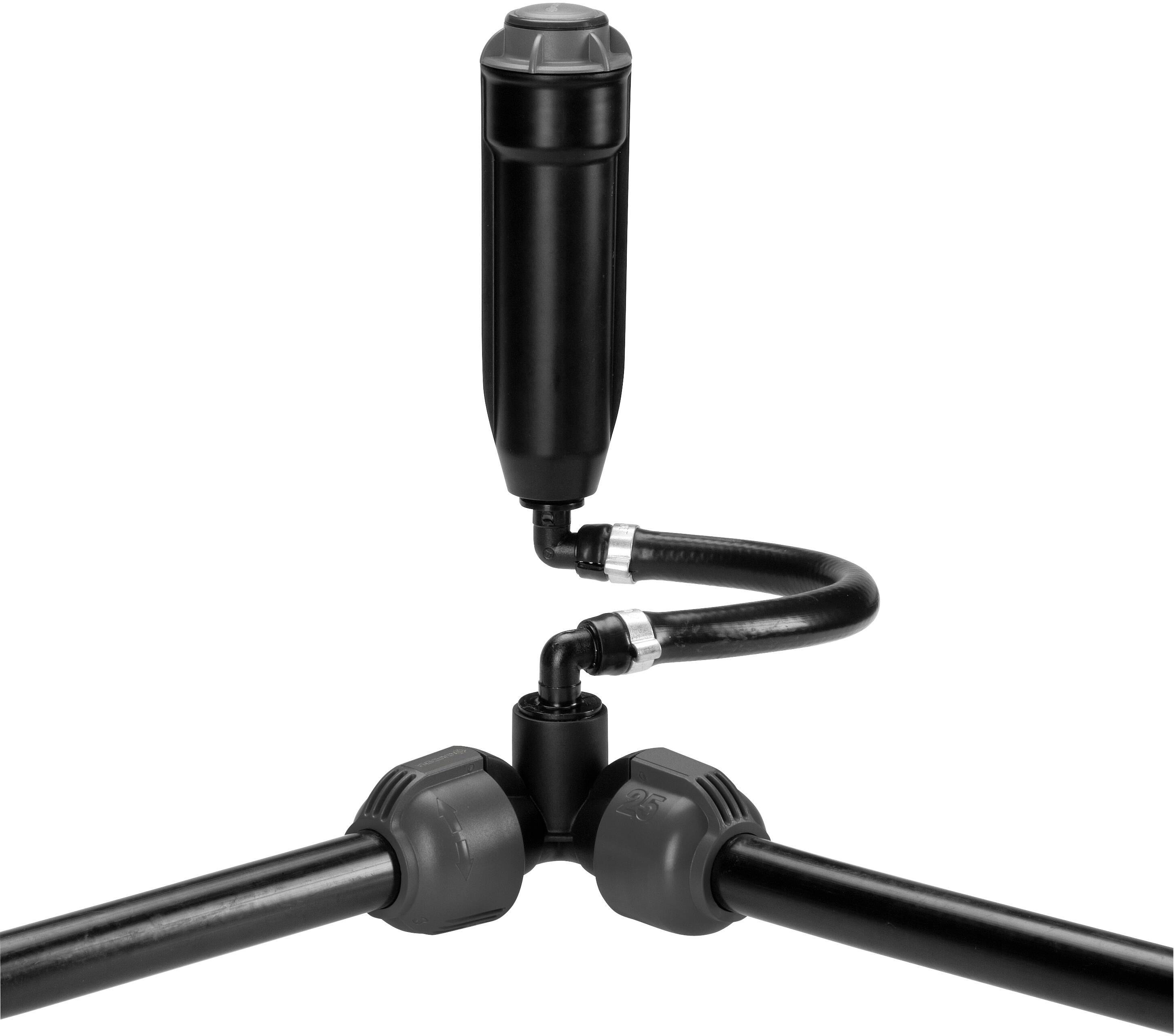 Czarna złączka z tworzywa sztucznego z dwoma rurami i komponentem nasadowym. Stosowana w zastosowaniach technicznych lub przemysłowych.