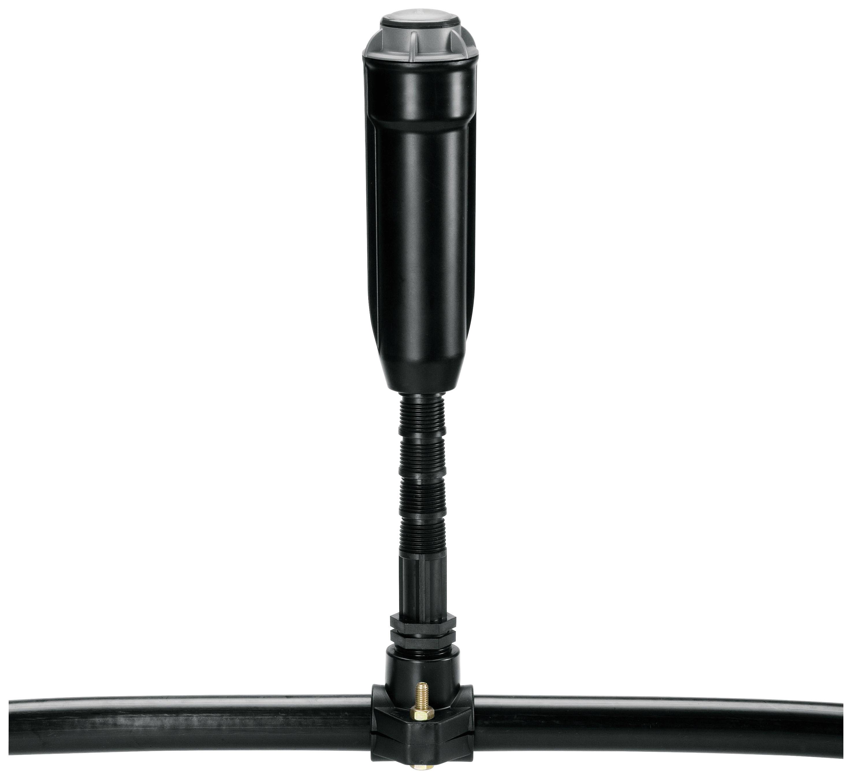 Czarny zraszacz jest zamontowany na rurze, gotowy do nawadniania.