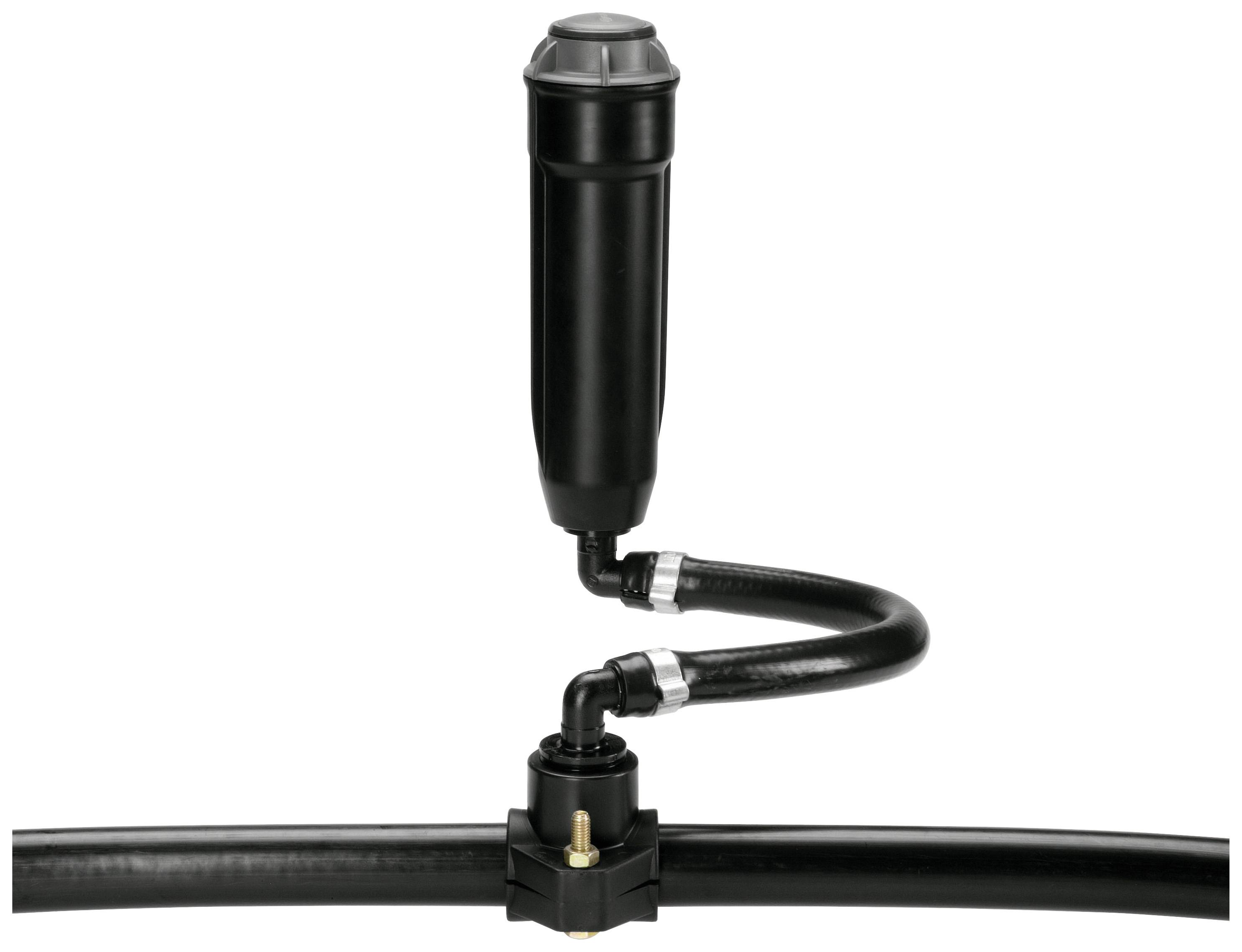 'Czarny zawór zwrotny w rurociągu, zapobiegający cofaniu się wody w systemie.'