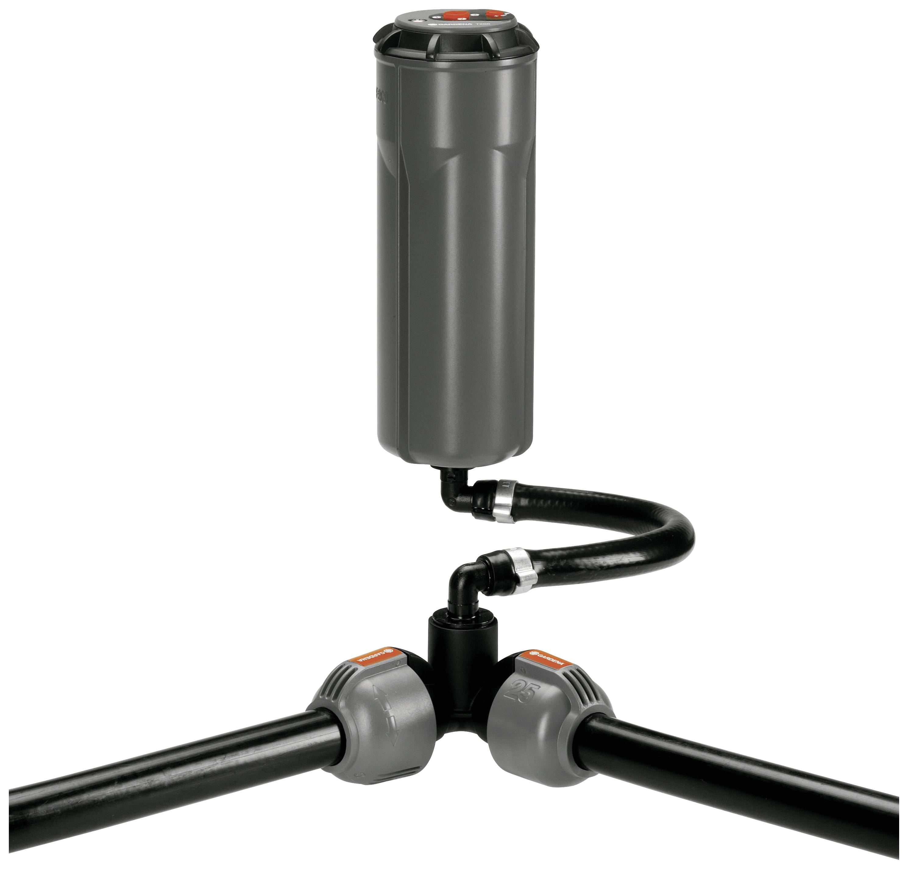 Czarny, cylindryczny filtr podłączony do dwóch rur. Rury są połączone za pomocą elementów złącznych.