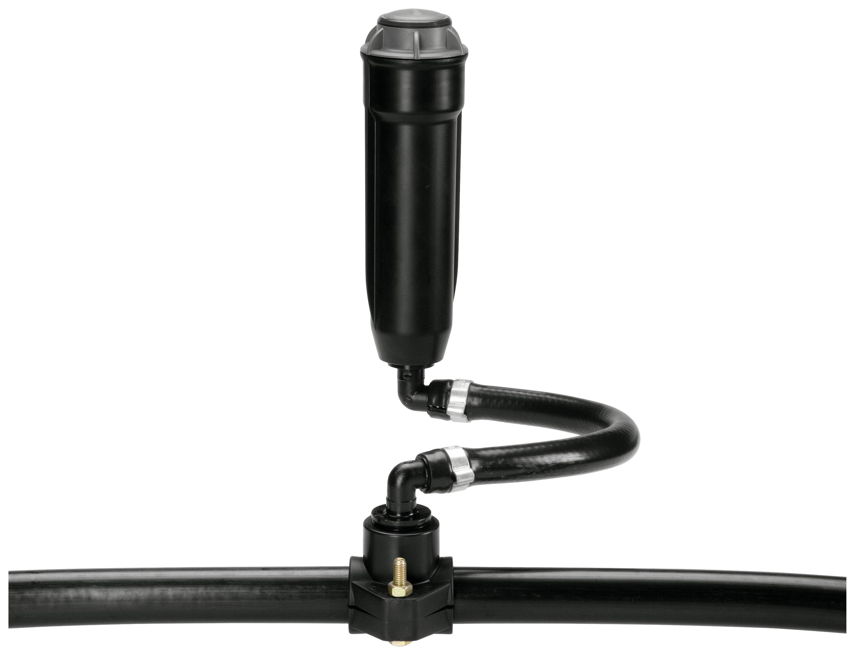 Czarny system filtracji wody z filtrem głównym i przewodami połączeniowymi zamontowanymi na poziomej rurze, na białym tle.