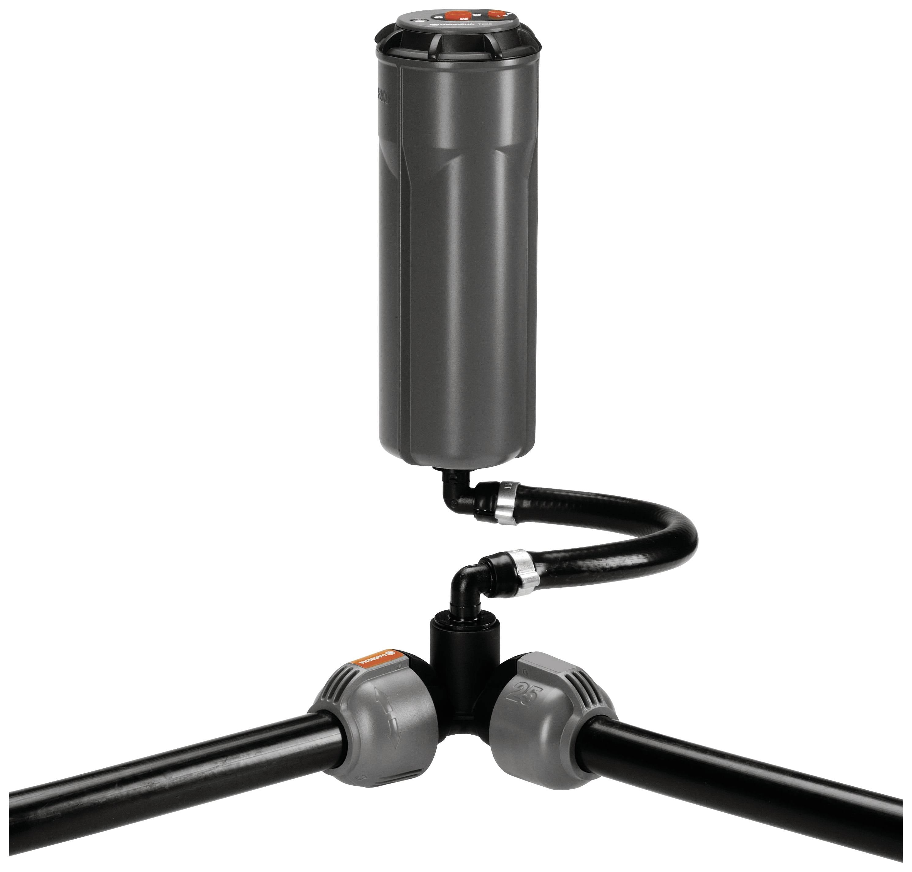 Czarny rozdzielacz wodny z trzema wyjściami i filtrem pionowym. Idealny do dystrybucji w systemie nawadniającym.