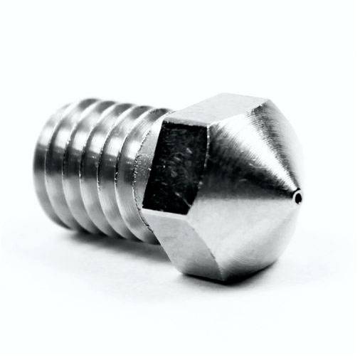 Metalowa dysza gwintowana o spiczastym końcu leży na białej powierzchni. Jest ona często stosowana w drukarkach 3D.