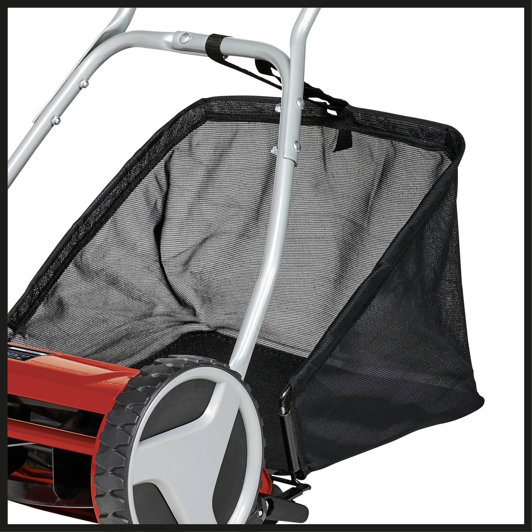 Czerwona kosiarka ręczna z czarnym koszem na trawę, odpowiednia do małych ogrodów.