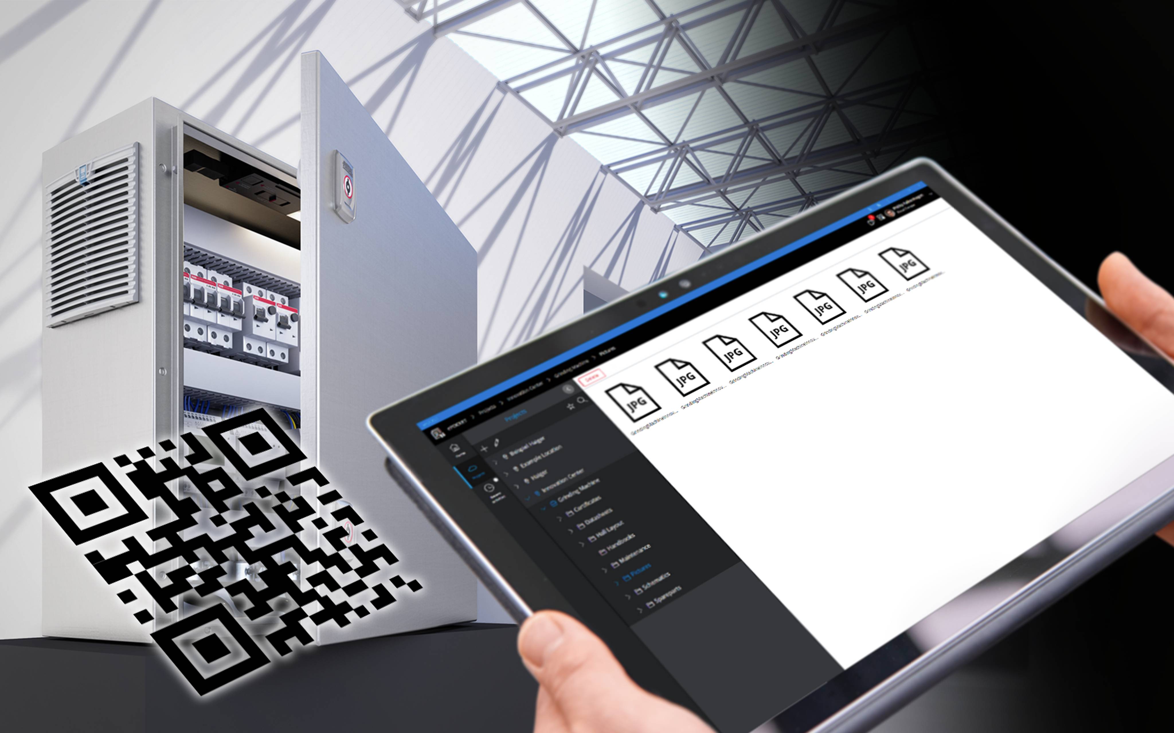 Tablet wyświetla ikony różnych urządzeń. W tle szafa sterownicza i kod QR. Cyfryzacja i łączność.