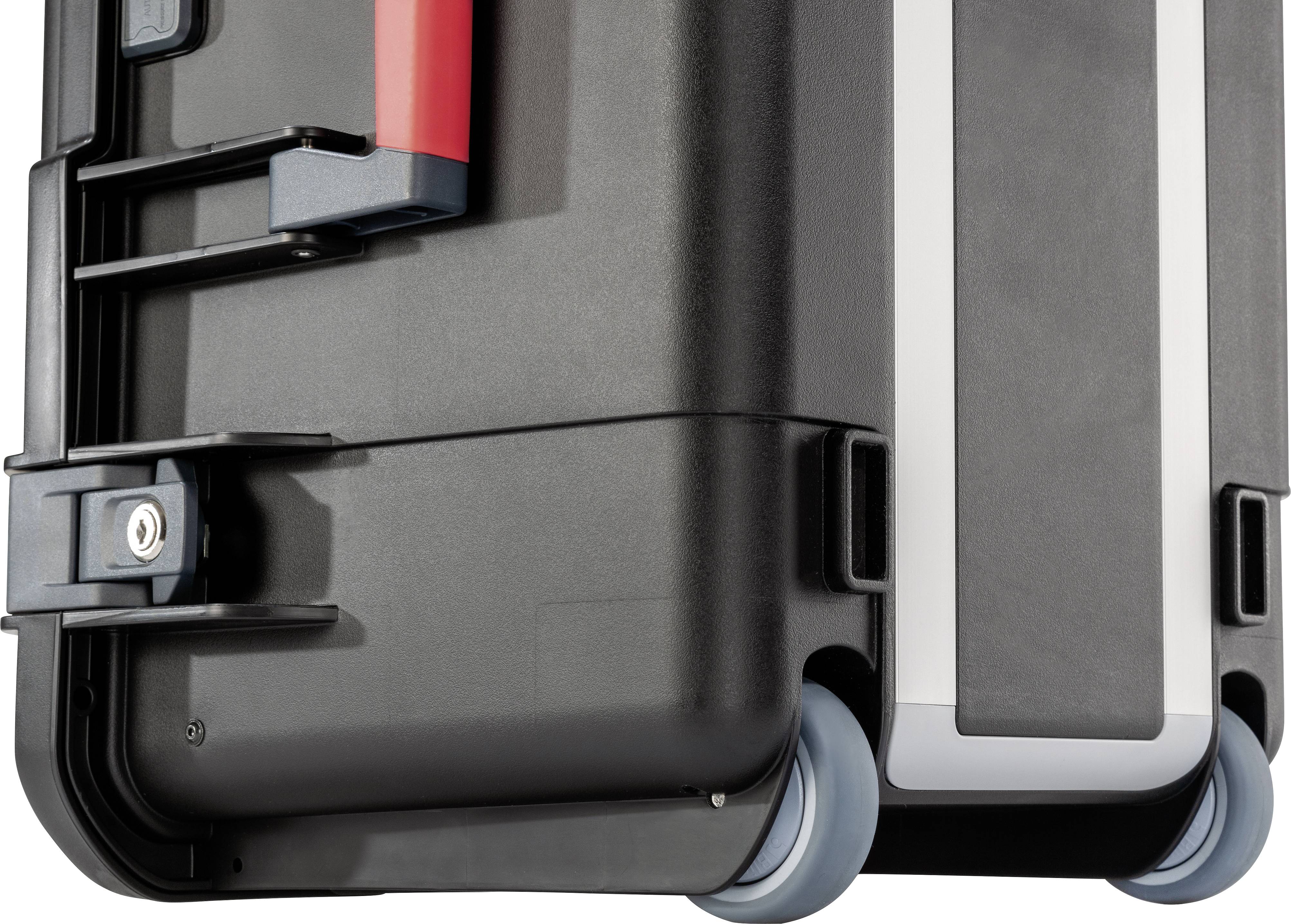 Czarny kufer z czerwonymi uchwytami i lekko toczącymi się szarymi kółkami. Nadaje się do bezpiecznego transportu i łatwej mobilności.