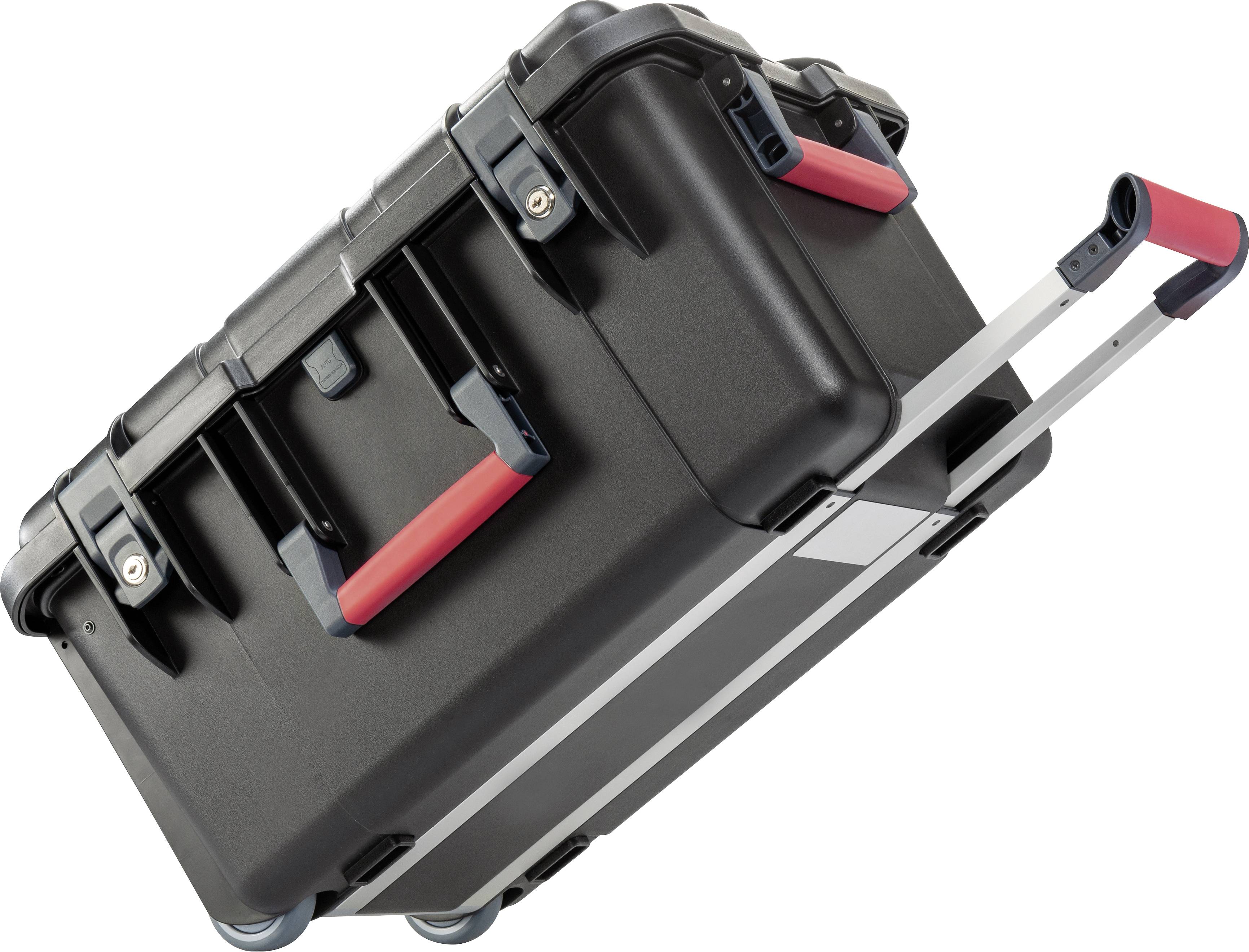 Czarny walizka na kółkach z czerwonymi uchwytami i wysuwaną rączką, ustawiona skośnie na białym tle.