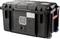 Czarny, wytrzymały kufer transportowy z uchwytami i kółkami, wyposażony w otwory wentylacyjne i elementy sterujące z przodu. Odpowiedni do ochrony i transportu delikatnego sprzętu.
