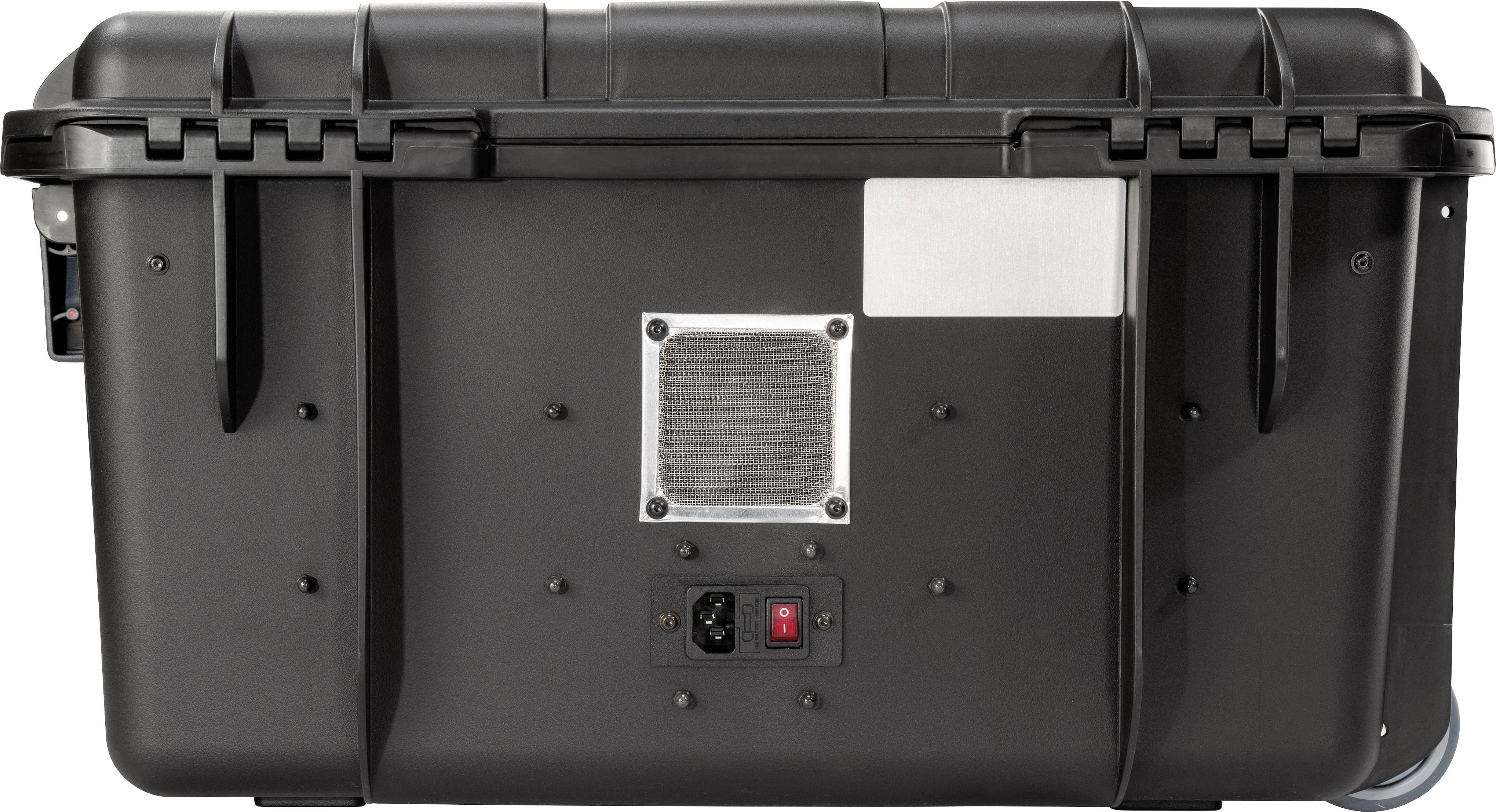 Czarny, prostopadłościenny pojemnik transportowy o wytrzymałej konstrukcji, z metalową kratką pośrodku, przełącznikami i złączami na dole.