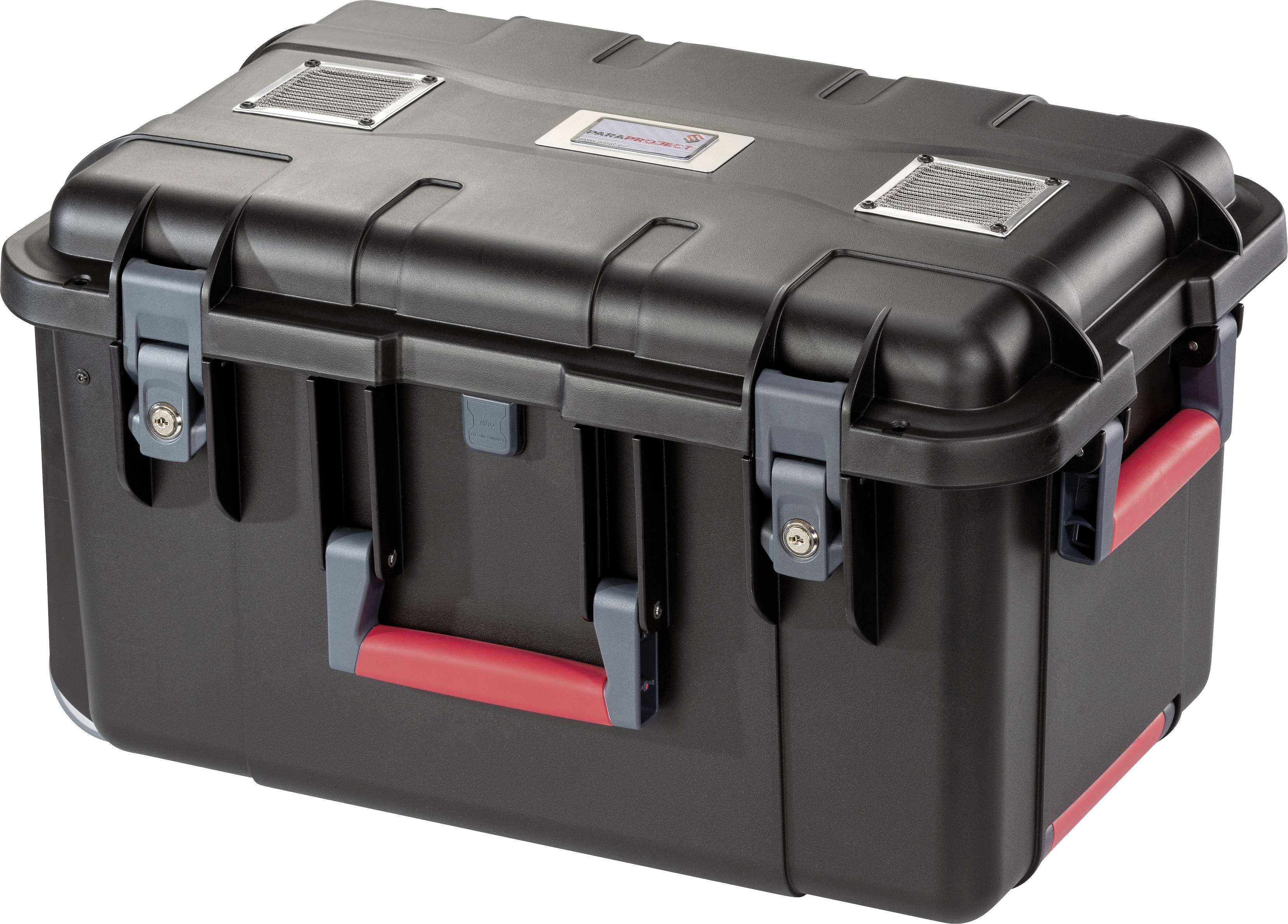 Czarny, wytrzymały kufer z tworzywa sztucznego z czerwonymi uchwytami i metalowymi zamknięciami, odpowiedni do bezpiecznego transportu lub przechowywania delikatnych przedmiotów.