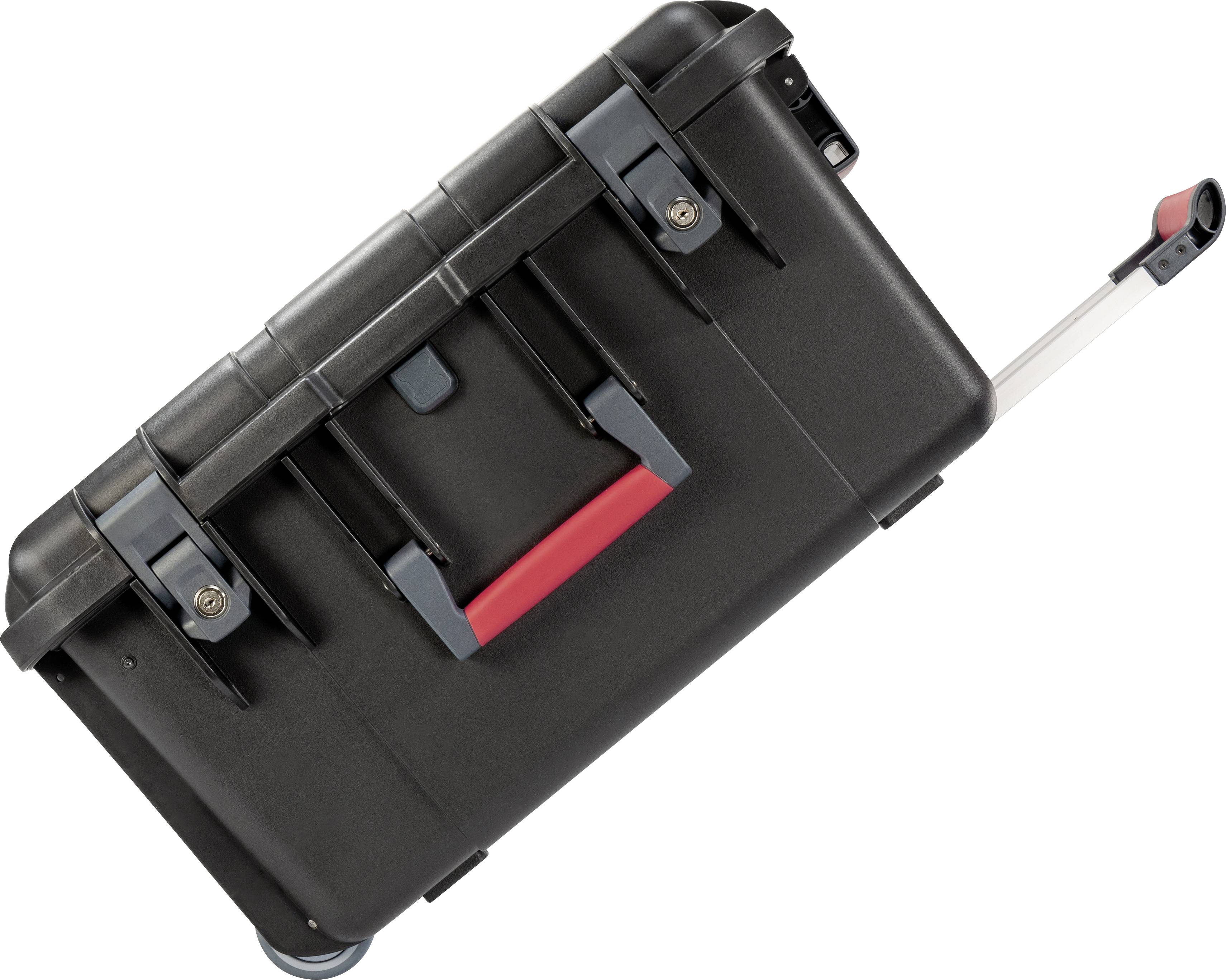 Czarny, twardy kufer z czerwonym uchwytem i kółkami, lekko pochylony na bok, na białym tle.