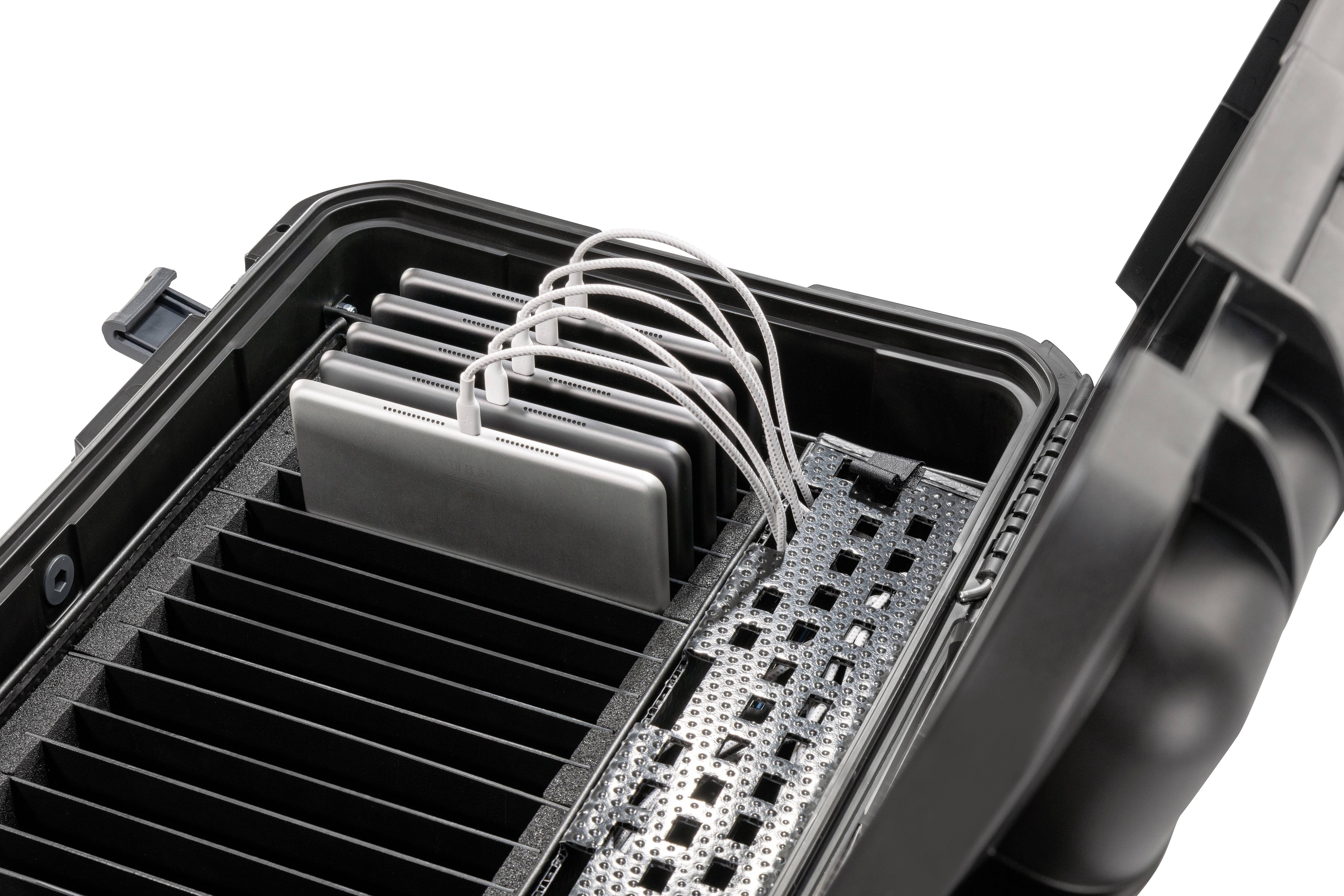 Otwarty kufer z wieloma równolegle ułożonymi dyskami twardymi, połączonymi białymi kablami.