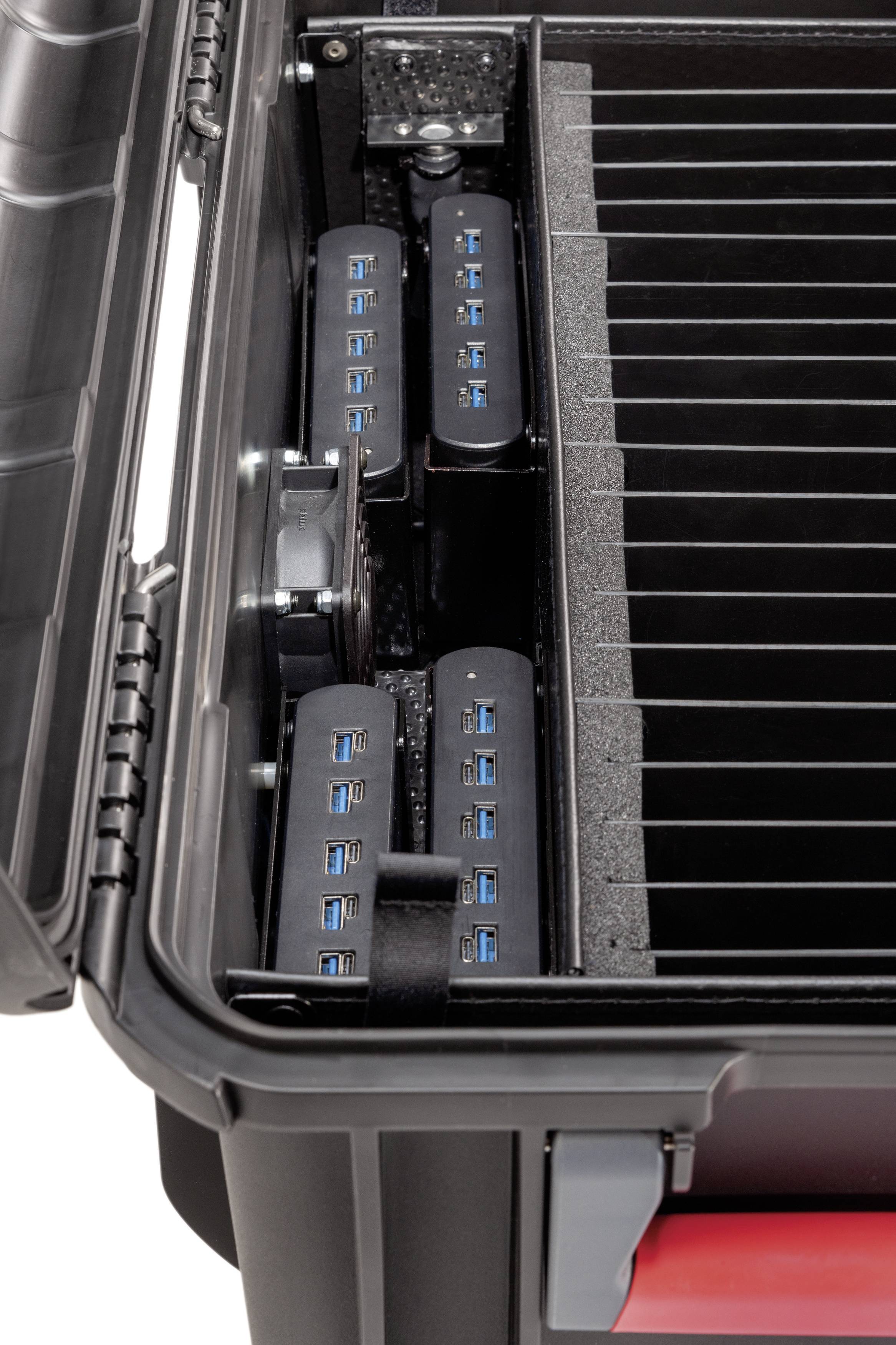 Otwarty kufer z wieloma portami USB i pionowymi przegrodami z pianki, przeznaczony do organizacji i transportu urządzeń.