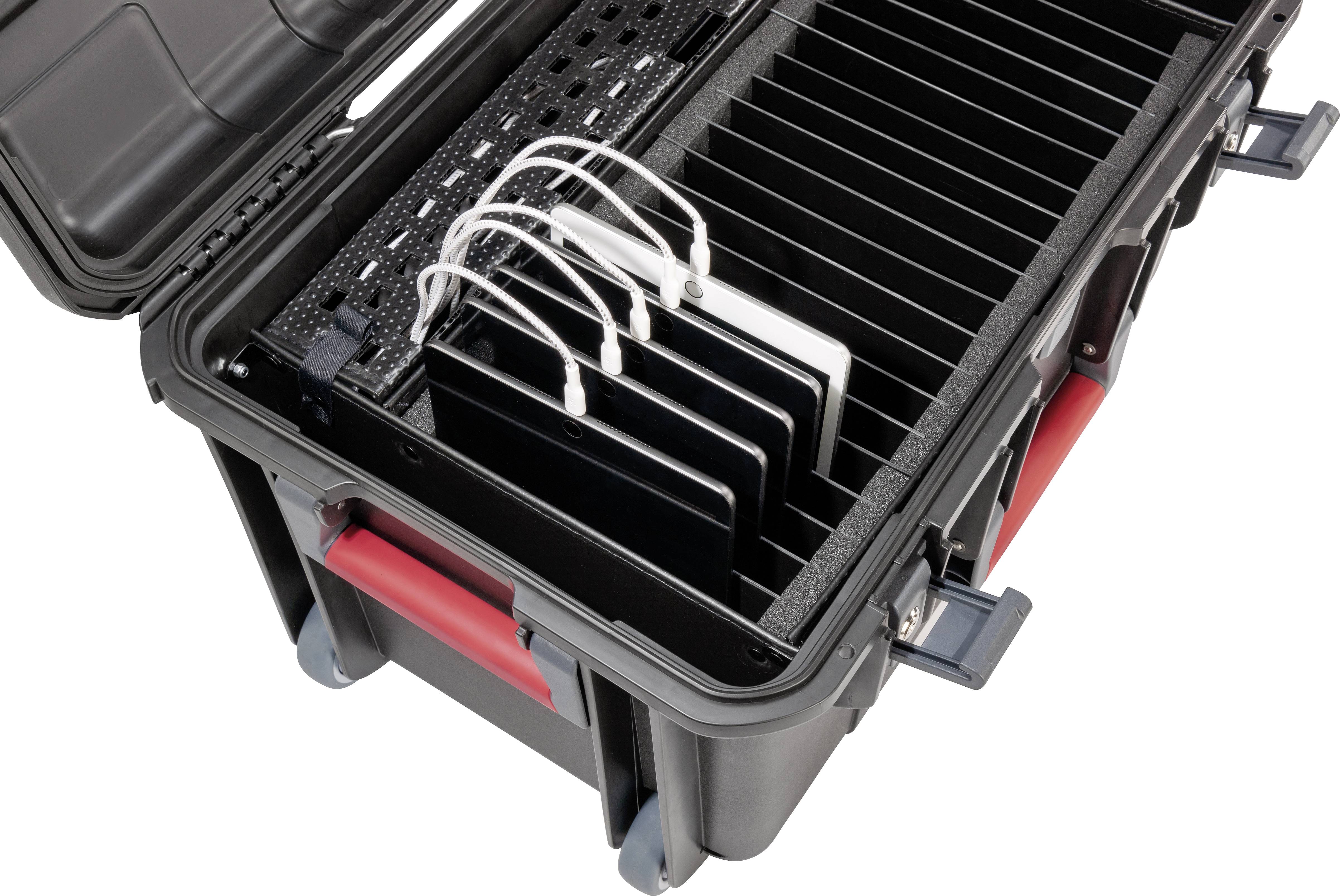Otwarty kufer z przegrodami, w których ładowane są tablety białymi kablami. Kufer posiada kółka i czerwone uchwyty po bokach.