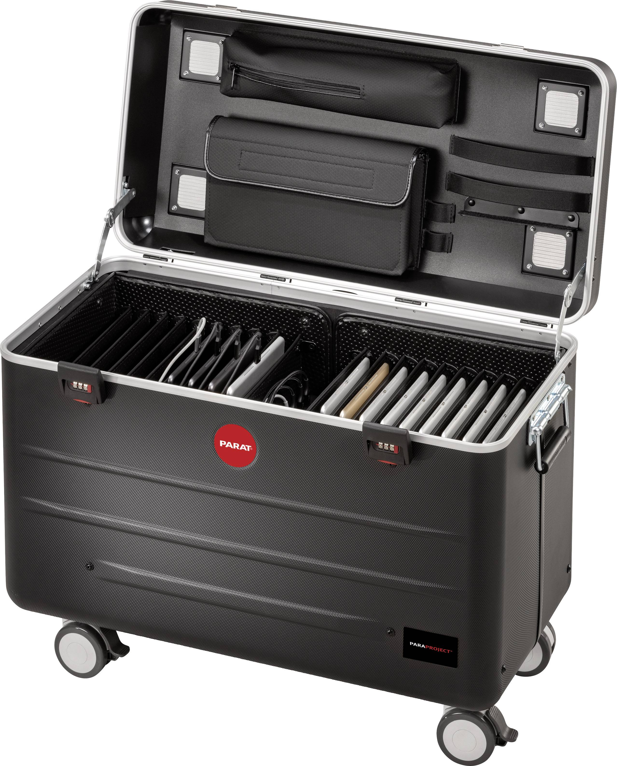 Otwarty czarny walizka na kółkach z wieloma oddzielnymi przegrodami oraz kilkoma kieszeniami na pokrywie, przeznaczonymi do przechowywania urządzeń lub akcesoriów.