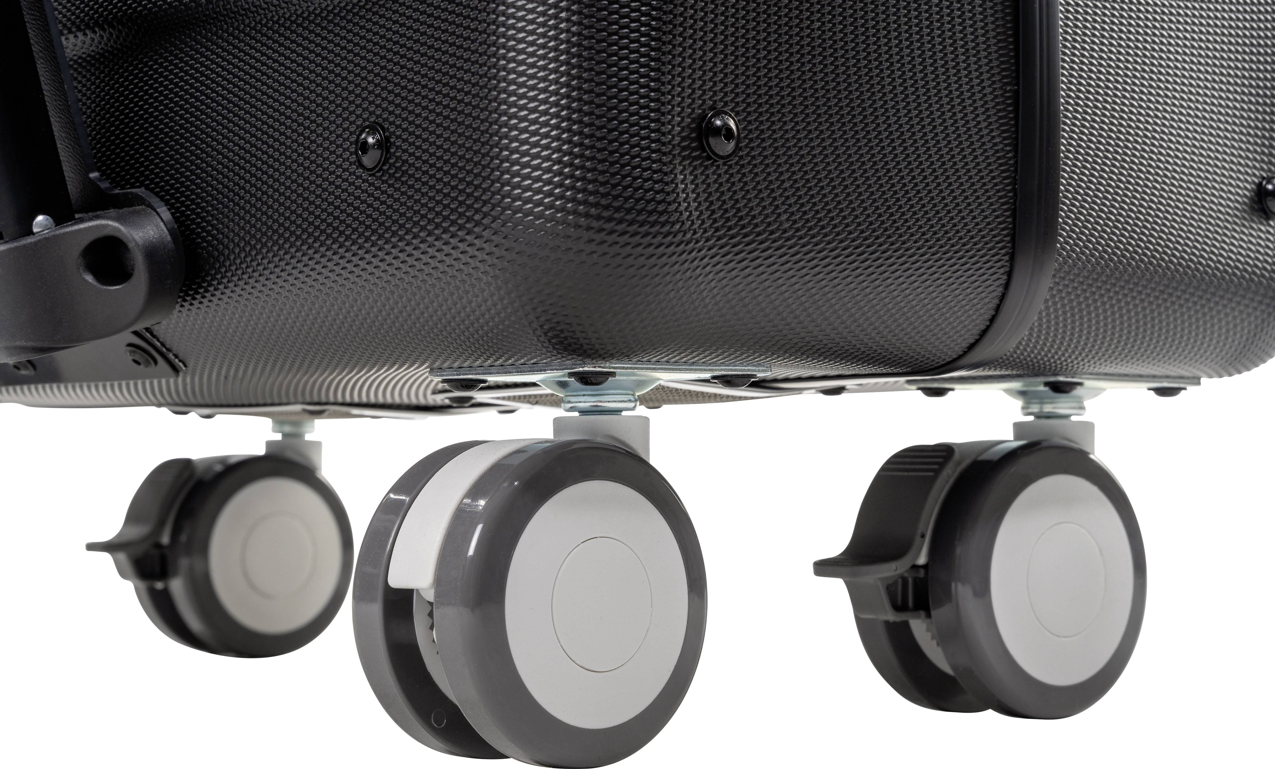 Zbliżenie walizki z czterema solidnymi, obrotowymi kółkami. Struktura walizki prezentuje wytrzymały, prążkowany design.