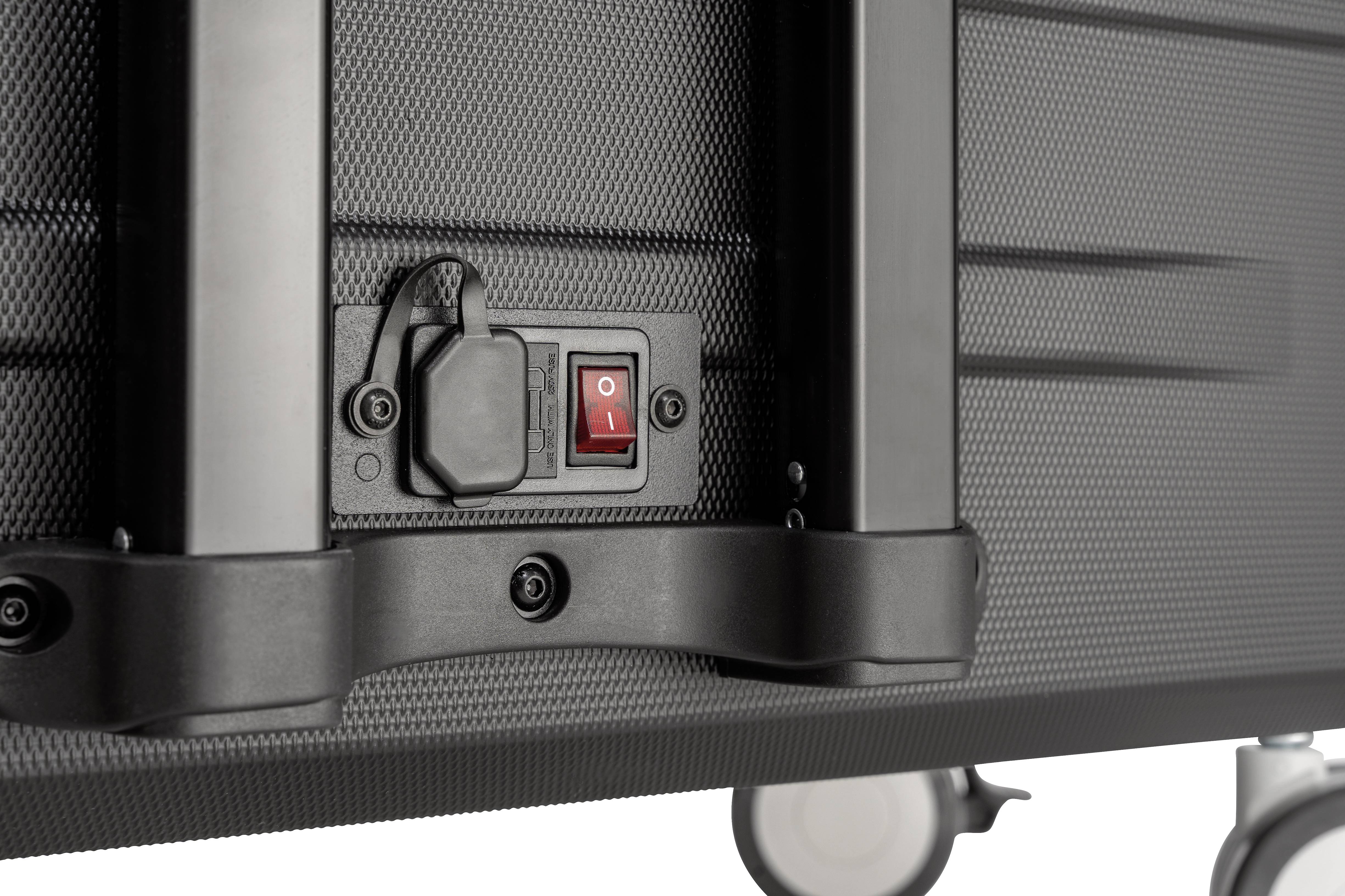 Czerwony przycisk włączania i wyłączania na twardym walizce o strukturyzowanej obudowie, przedstawiony w zbliżeniu.