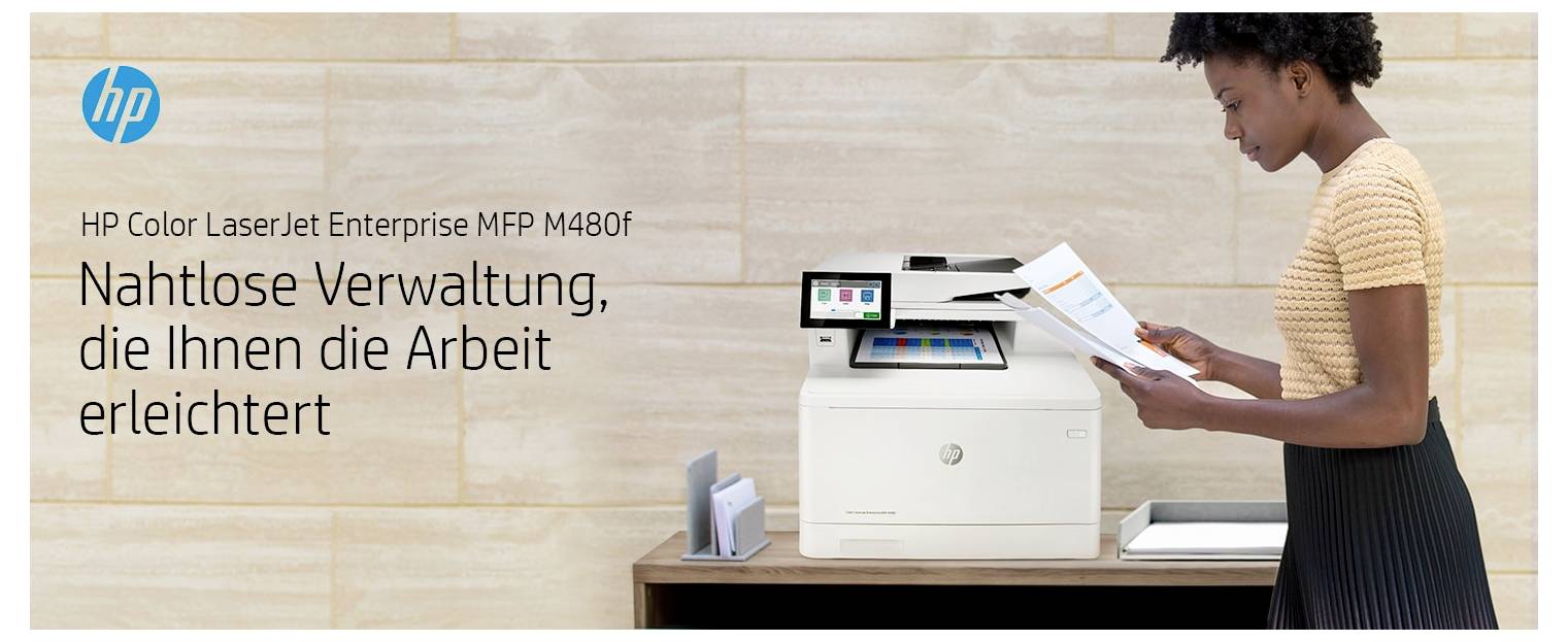 Drukarka HP Color LaserJet Enterprise MFP M480f z niemieckim tekstem: "Bezproblemowe zarządzanie, które ułatwia Ci pracę" obok kobiety przeglądającej dokumenty.