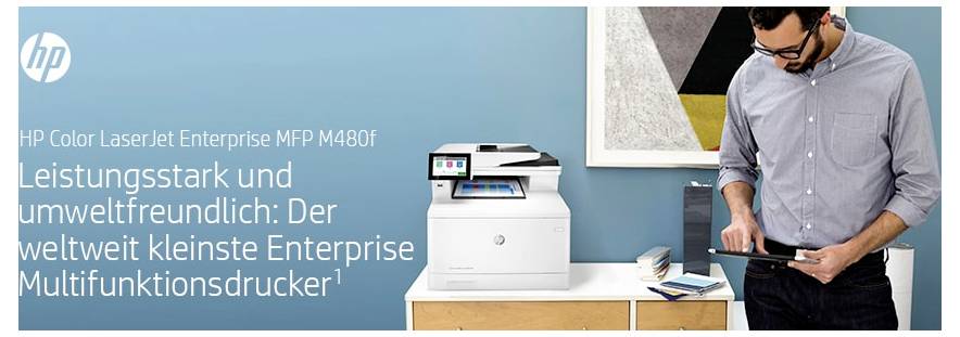 Drukarka HP Color LaserJet Enterprise MFP M480f obok mężczyzny używającego tabletu, z tekstem promocyjnym w języku niemieckim podkreślającym potężne, przyjazne dla środowiska, kompaktowe drukowanie wielofunkcyjne dla przedsiębiorstw.