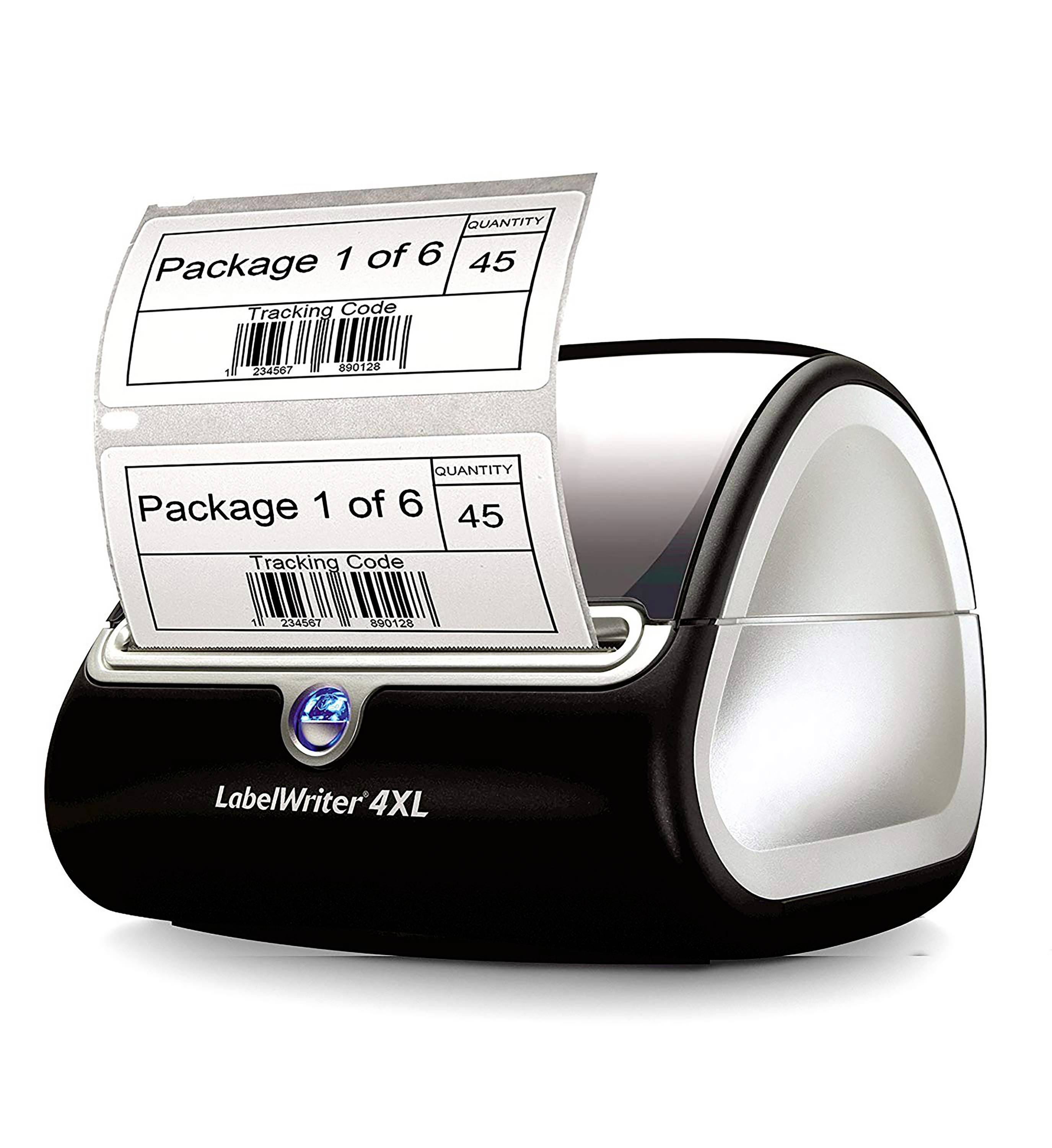 Drukarka etykiet drukuje dwie etykiety z napisem 'Paczka 1 z 6', kodem śledzenia i ilością '45'. Urządzenie oznaczone jako 'LabelWriter 4XL'.
