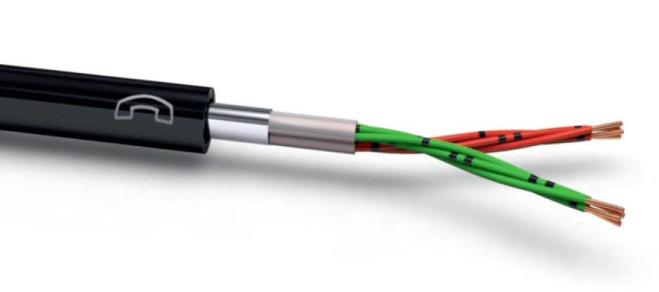 Zbliżenie otwartego kabla telefonicznego z widocznymi czerwonymi i zielonymi izolowanymi przewodami miedzianymi.