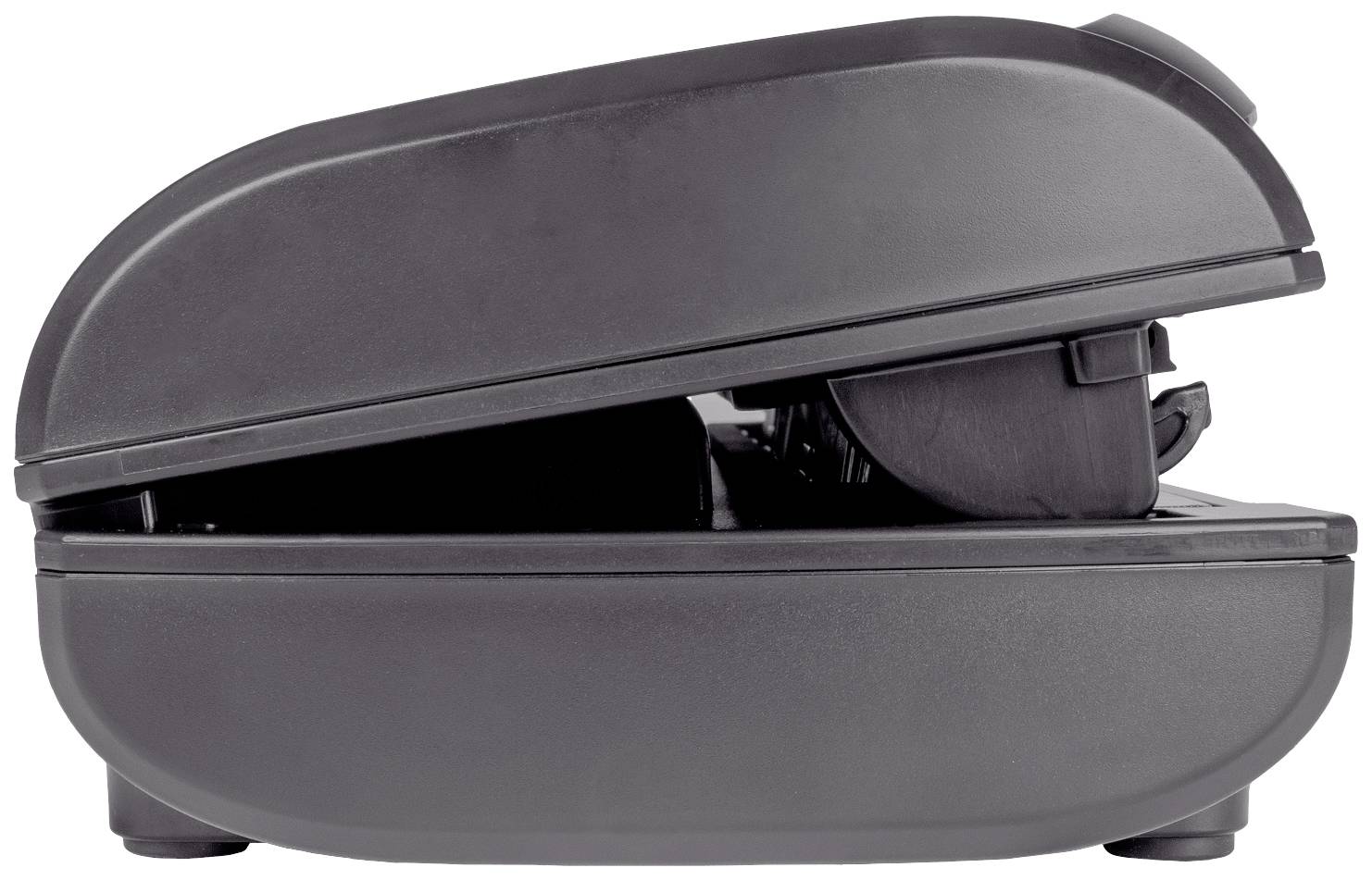 Czarny grill z zamkniętą pokrywą widziany z boku.