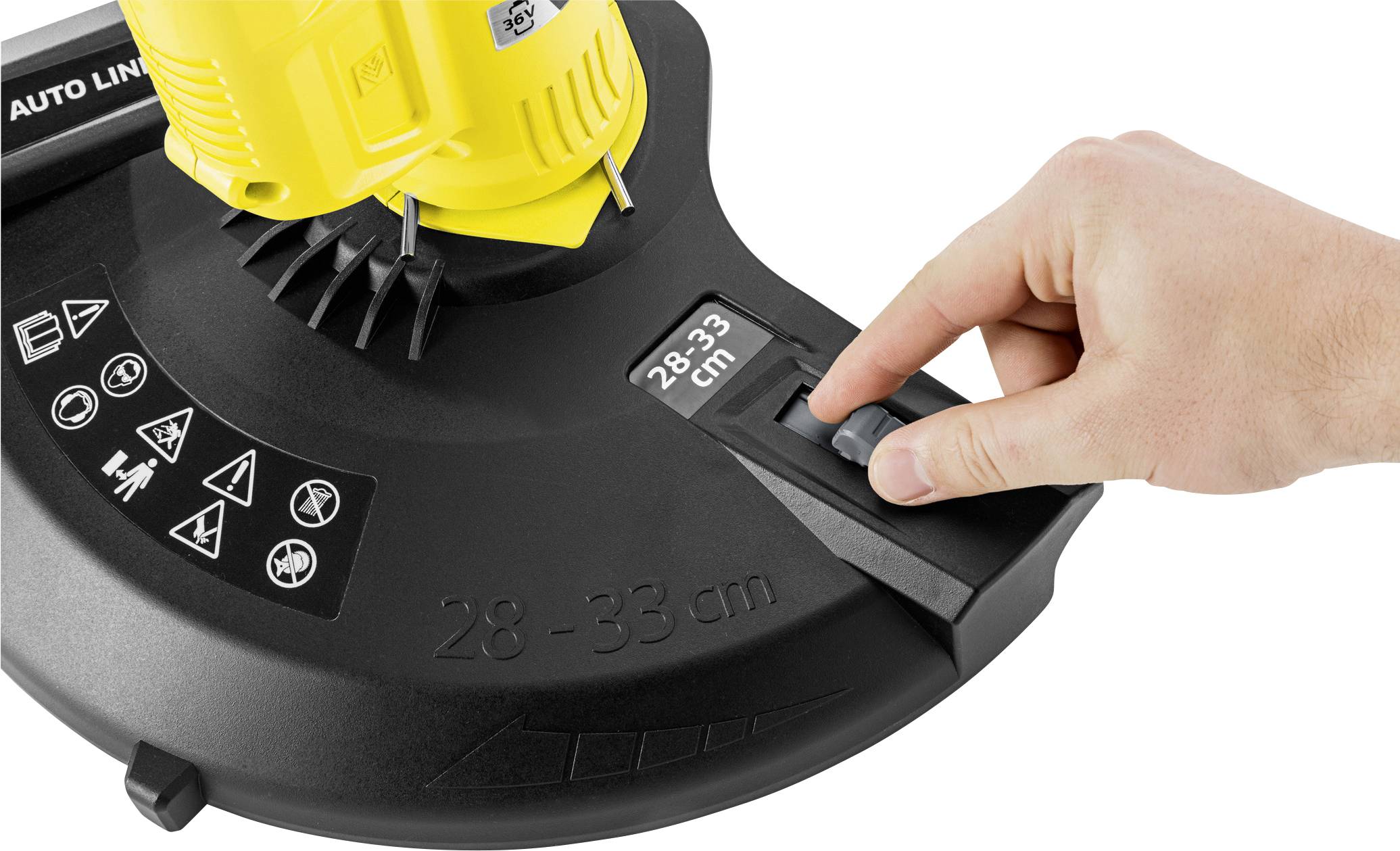 Uchwyt ustawia szerokość koszenia od 28 do 33 cm na podkaszarce do trawy. Piktogramy przedstawiają wskazówki bezpieczeństwa na czarnym tle.