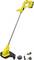 Żółty trymer akumulatorowy do trawy z długą rączką, czarną głowicą tnącą i wymiennym akumulatorem, obok ładowarki i żyłki tnącej.