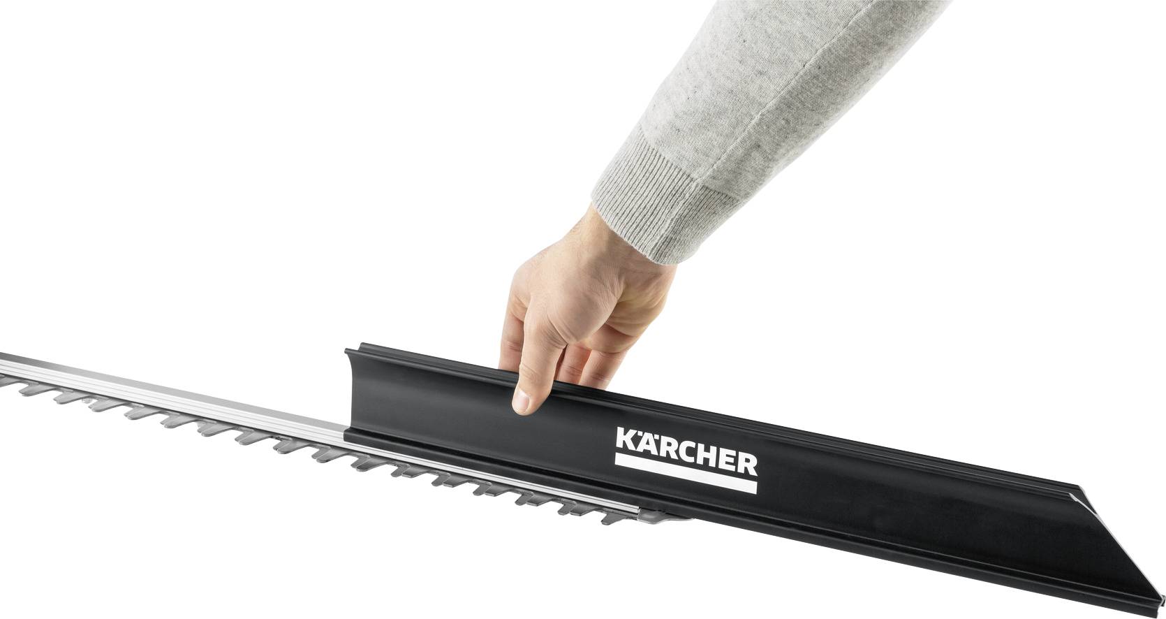 Osoba mocuje czarną osłonę ochronną z logo KÄRCHER na nożycach do żywopłotu.