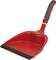 Czerwona łopatka do zamiatania z czarną rączką i gumową krawędzią, idealna do użytku domowego, zapewniająca skuteczne zbieranie brudu.