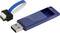 Niebieski pendrive obok czarnego adaptera z krótkim przewodem taśmowym, na białym tle.
