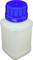 Plastikowy kanister z niebieską, szczelną nakrętką, w kształcie kwadratu, odpowiedni do przechowywania płynów lub chemikaliów.