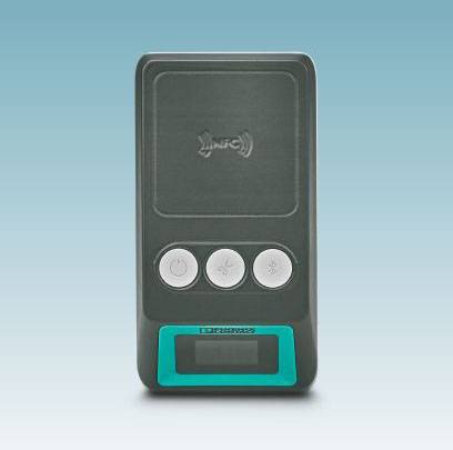 Elektroniczne urządzenie z trzema okrągłymi przyciskami, symbolem NFC i małym wyświetlaczem, na niebieskim tle.