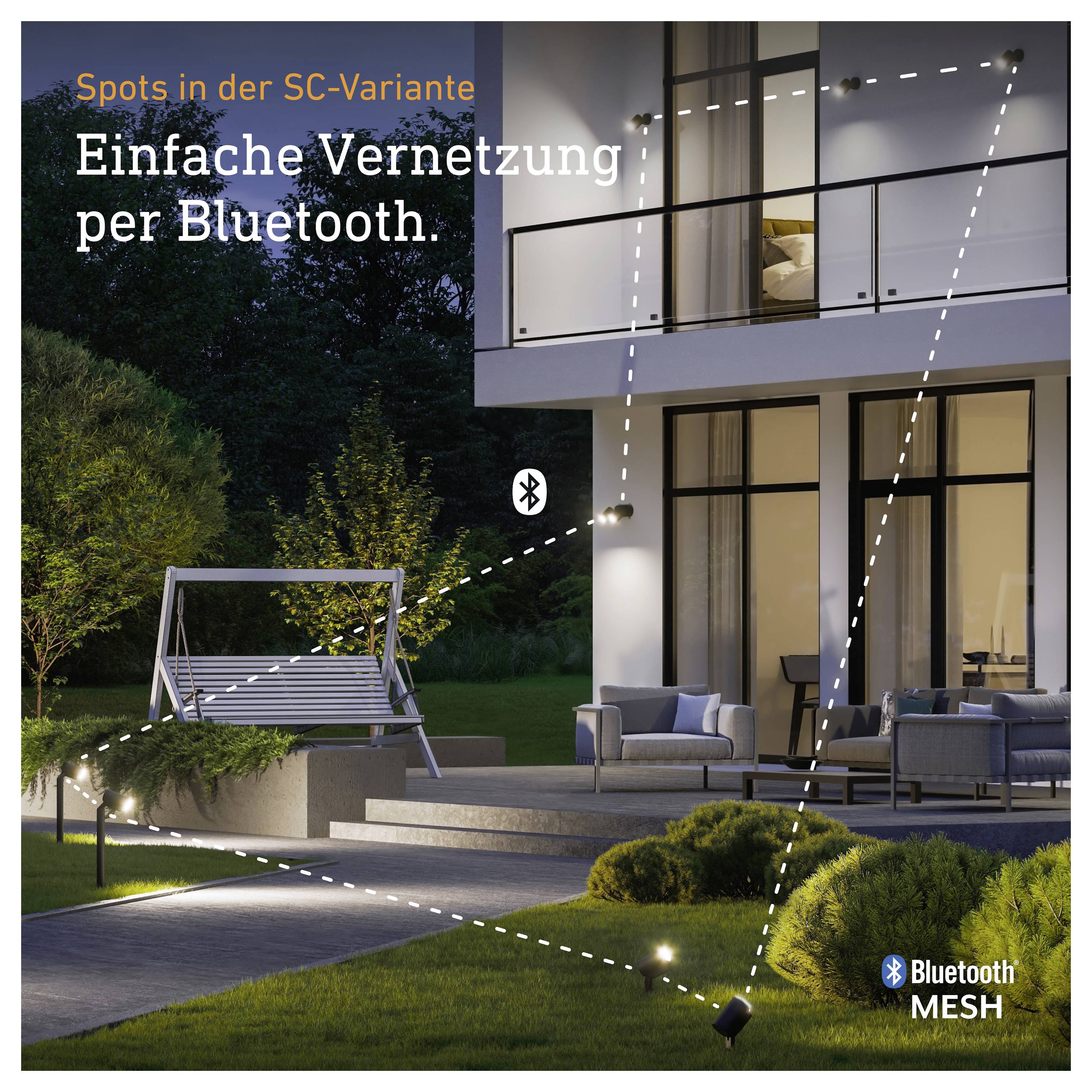 Wizualizacja reklamowa nowoczesnej elewacji domu nocą z sieciową oświetleniem ogrodowym; Tekst: 'Łatwe podłączenie przez Bluetooth.' i 'Bluetooth Mesh' oraz 'Reflektory w wariancie SC'.